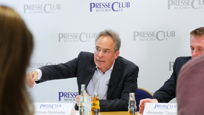 Hauptgeschäftsführer Andreas Demharter auf der Pressekonferenz