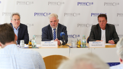Hauptgeschäftsführer Andreas Demharter, Verbandspräsident Georg Gerhäuser und Moderator Alexander Tauscher